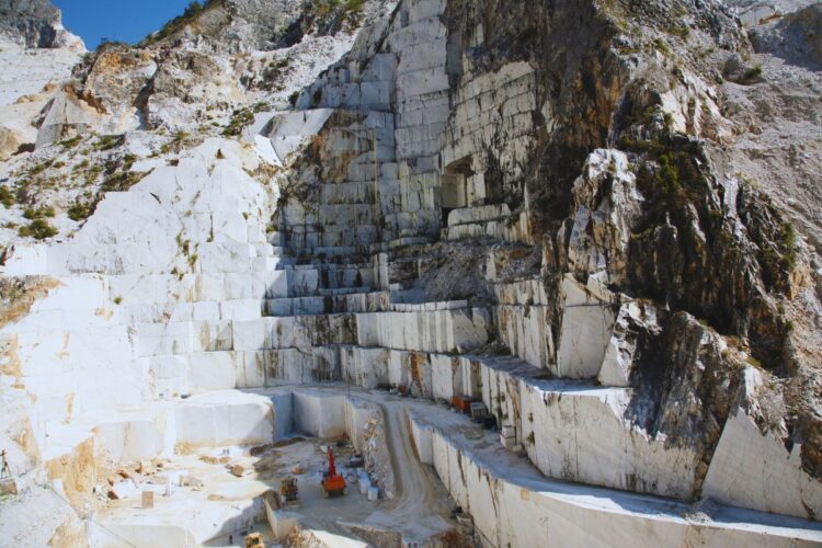 Carrara e le sue cave millenarie: scopri il segreto del marmo più famoso al mondo